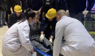 女子用脚按电梯按钮 女子用脚按电梯按钮