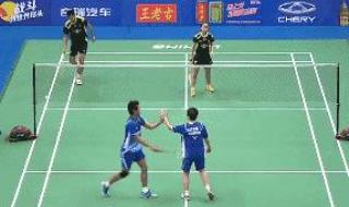 羽毛球单打发球规则 打羽毛球时发球的情景